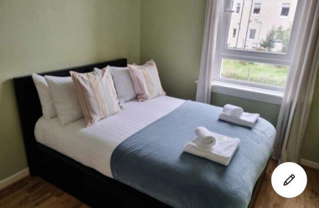 Pass The Keys Cozy Two Bed Flat Near Glasgow Airport & Πέισλι Εξωτερικό φωτογραφία